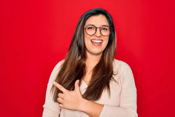 Joven Mujer Hispana Inteligente Con Gafas Pie Sobre Fondo Rojo — Foto de Stock