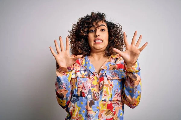 Jovem Bela Mulher Árabe Encaracolado Vestindo Camisa Colorida Floral Sobre — Fotografia de Stock