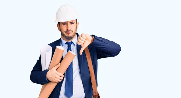 Giovane Uomo Ispanico Indossa Architetto Hardhat Borsa Pelle Che Tiene — Foto Stock