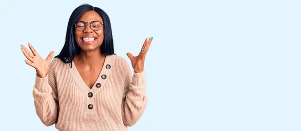 Junge Afrikanisch Amerikanische Frau Lässiger Kleidung Feiert Verrückt Und Verrückt — Stockfoto