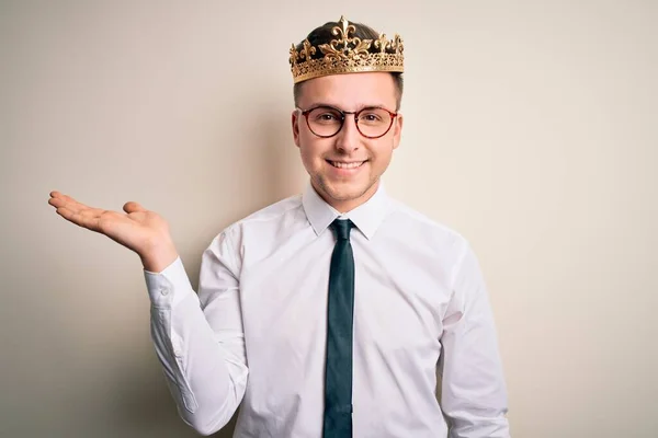 Junger Gutaussehender Kaukasischer Geschäftsmann Der Goldene Krone Über Isoliertem Hintergrund — Stockfoto