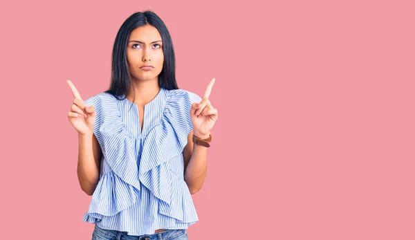 Junges Schönes Lateinisches Mädchen Lässiger Kleidung Die Nach Oben Zeigt — Stockfoto