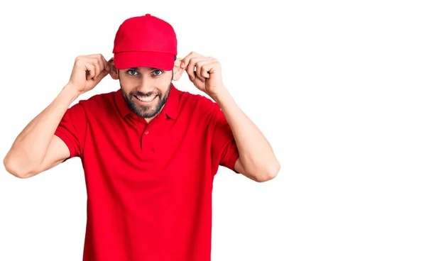 Joven Hombre Guapo Con Barba Llevando Uniforme Entrega Sonriente Tirando —  Fotos de Stock