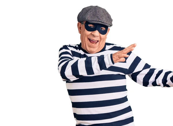 Älterer Gutaussehender Mann Mit Einbrechermaske Und Shirt Tanzt Fröhlich Und — Stockfoto