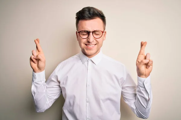 Junge Gutaussehende Geschäftsleute Mit Brille Und Elegantem Hemd Vor Isoliertem — Stockfoto
