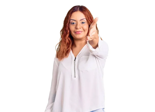 Ung Latinamerikansk Kvinna Bär Casual Kläder Ler Vänlig Erbjuder Handslag — Stockfoto