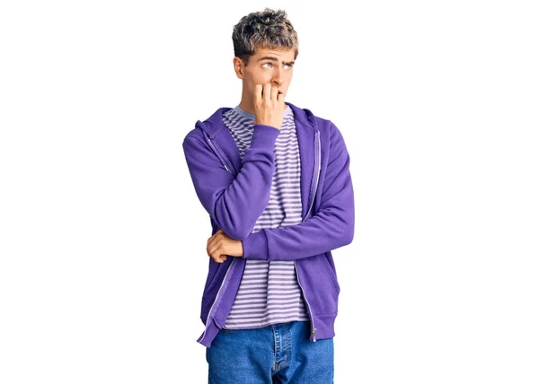 Jovem Homem Bonito Vestindo Camisola Roxa Casual Olhando Estressado Nervoso — Fotografia de Stock