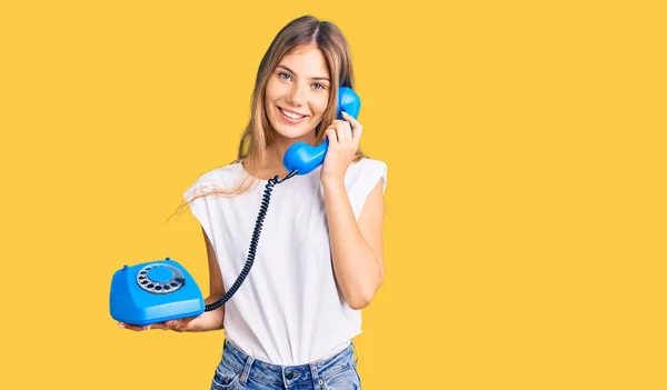 Sarışın Eskimiş Telefon Tutan Güzel Beyaz Bir Kadın Pozitif Mutlu — Stok fotoğraf
