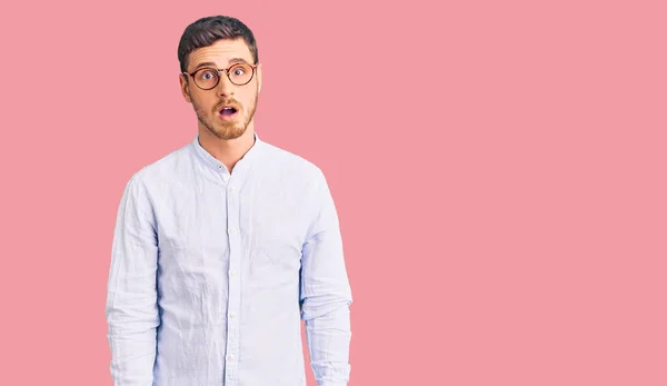 Joven Guapo Con Oso Vistiendo Elegante Camisa Negocios Gafas Cara —  Fotos de Stock