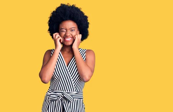 Jovem Afro Americana Vestindo Roupas Casuais Cobrindo Orelhas Com Dedos — Fotografia de Stock