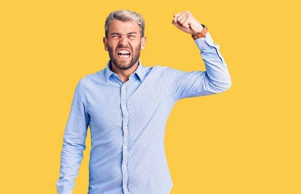 Joven Hombre Rubio Guapo Usando Camisa Elegante Enojado Loco Levantando — Foto de Stock