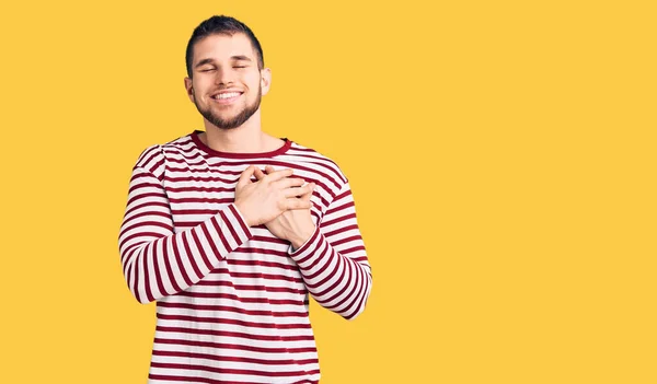 Ung Stilig Man Klädd Randig Tröja Leende Med Händerna Bröstet — Stockfoto