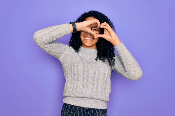 Jovem Afro Americana Vestindo Camisola Casual Óculos Sobre Fundo Roxo — Fotografia de Stock