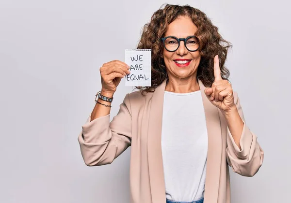 Mujer Hermosa Mediana Edad Pidiendo Igualdad Sosteniendo Papel Con Somos — Foto de Stock