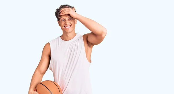 Joven Hombre Guapo Sosteniendo Pelota Baloncesto Estresado Frustrado Con Mano — Foto de Stock