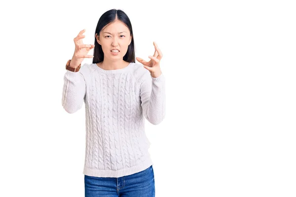 Jovem Mulher Chinesa Bonita Vestindo Camisola Casual Gritando Frustrado Com — Fotografia de Stock