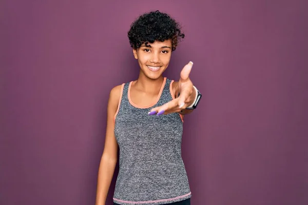 年轻美丽的非洲裔美国女运动员穿着运动服做运动 微笑友好地握手致意和欢迎 成功的业务 — 图库照片
