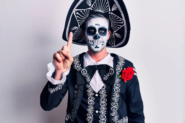 Ung Mand Iført Mexicansk Dag Den Døde Kostume Hvid Viser - Stock-foto