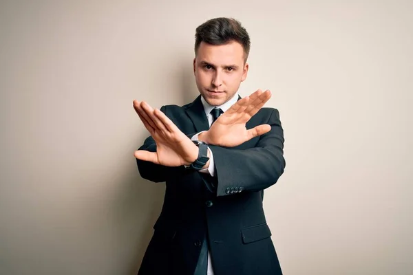 Joven Hombre Negocios Guapo Con Traje Elegante Corbata Sobre Fondo —  Fotos de Stock