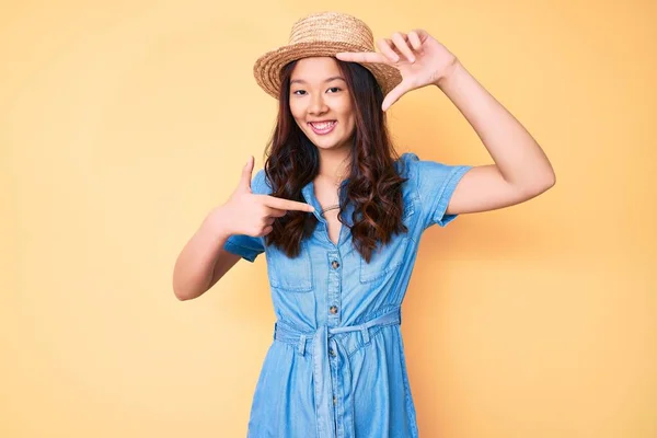 Junge Schöne Chinesische Mädchen Mit Sommermütze Lächelnd Rahmen Mit Händen — Stockfoto