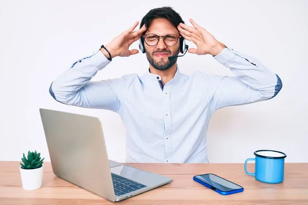 Homem Hispânico Bonito Trabalhando Escritório Usando Fone Ouvido Operador Com — Fotografia de Stock