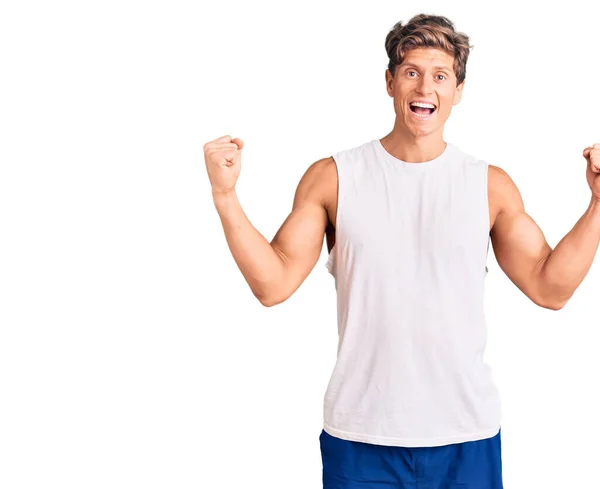 Jovem Homem Bonito Vestindo Camiseta Sem Mangas Gritando Orgulhoso Celebrando — Fotografia de Stock