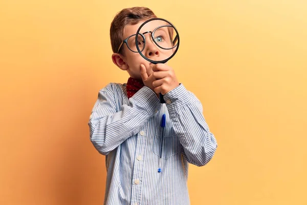 Schattig Blond Kind Draagt Nerd Strik Bril Houden Vergrootglas Serieus — Stockfoto