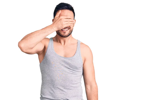 Ein Junger Gutaussehender Mann Badebekleidung Und Ärmellosem Shirt Lächelt Und — Stockfoto