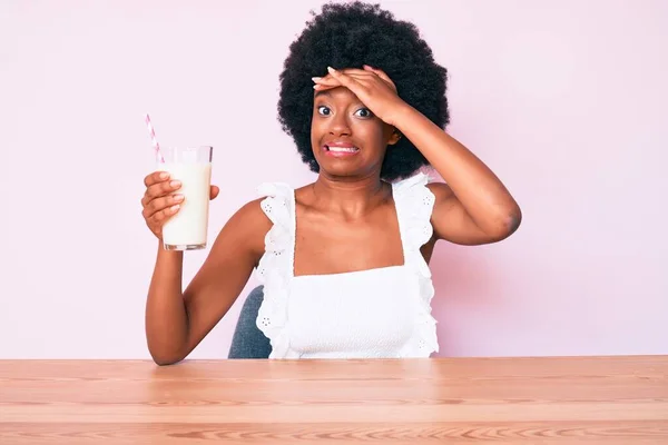 Jonge Afro Amerikaanse Vrouw Met Een Glas Melk Gestresst Gefrustreerd — Stockfoto