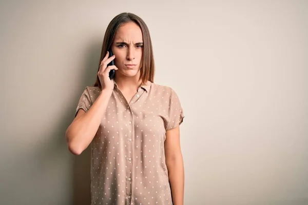 Giovane Bella Donna Avendo Conversazione Sullo Smartphone Sfondo Bianco Scettico — Foto Stock