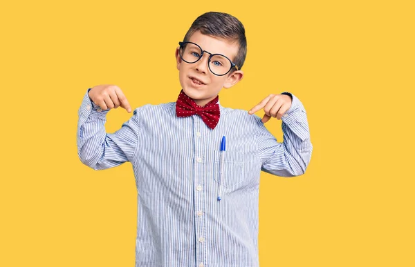 Lindo Niño Rubio Con Corbata Lazo Nerd Gafas Mirando Confiado —  Fotos de Stock