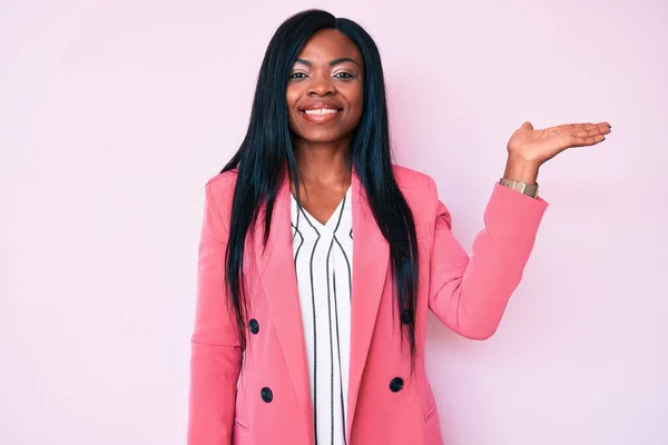 Junge Afroamerikanerin Businesskleidung Lächelt Fröhlich Und Zeigt Mit Der Handfläche — Stockfoto