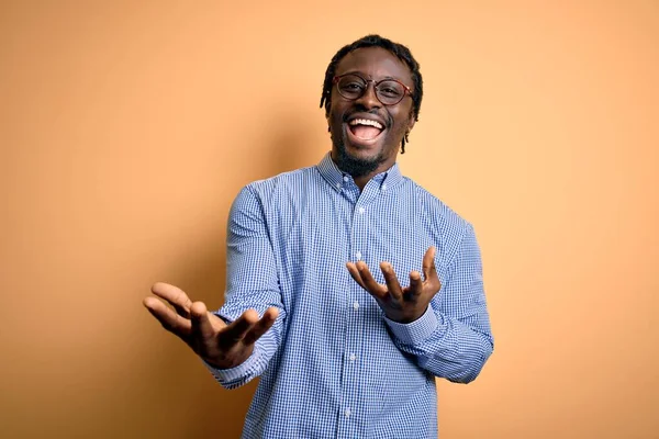 Joven Hombre Afroamericano Guapo Usando Camisa Gafas Sobre Fondo Amarillo —  Fotos de Stock