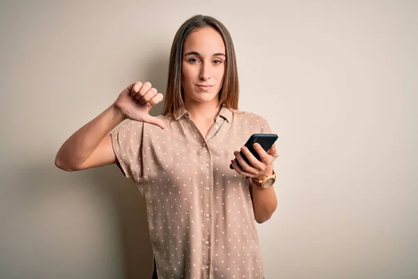 Młoda Piękna Kobieta Rozmawia Pomocą Smartfona Patrząc Telefon Wściekłą Twarzą — Zdjęcie stockowe