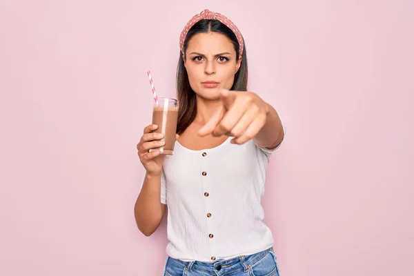 Joven Hermosa Morena Bebiendo Vaso Bebida Chocolate Usando Paja Señalando —  Fotos de Stock