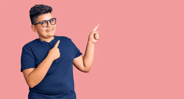 Niño Pequeño Vistiendo Ropa Casual Gafas Sonriendo Mirando Cámara Apuntando — Foto de Stock