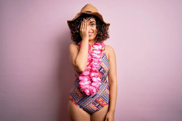 Młoda Piękna Arabska Kobieta Wakacjach Stroju Kąpielowym Hawajskich Kwiatach Lei — Zdjęcie stockowe