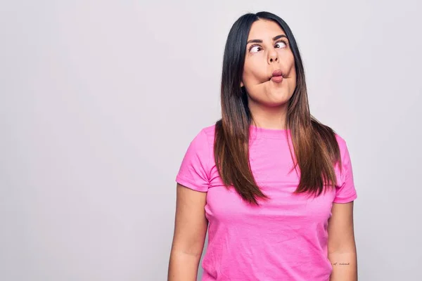 Jovem Bela Mulher Morena Vestindo Camiseta Rosa Casual Sobre Fundo — Fotografia de Stock