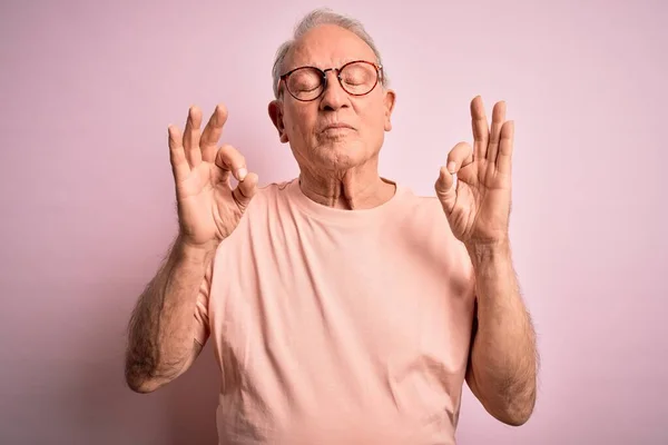 Šedovlasý Starší Muž Brýlemi Stojící Nad Růžovým Izolovaným Pozadím Odpočívá — Stock fotografie