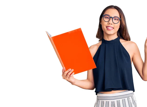 Jovem Menina Chinesa Bonita Segurando Livro Surpreso Com Uma Ideia — Fotografia de Stock