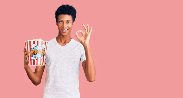 Ung Afrikansk Amerikansk Man Håller Popcorn Gör Tecken Med Fingrar — Stockfoto