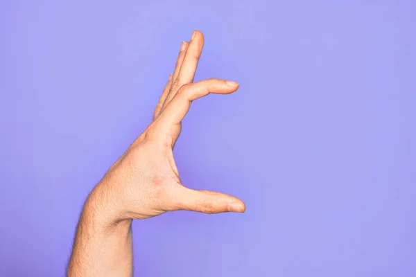 Mano Joven Caucásico Mostrando Los Dedos Sobre Fondo Púrpura Aislado —  Fotos de Stock