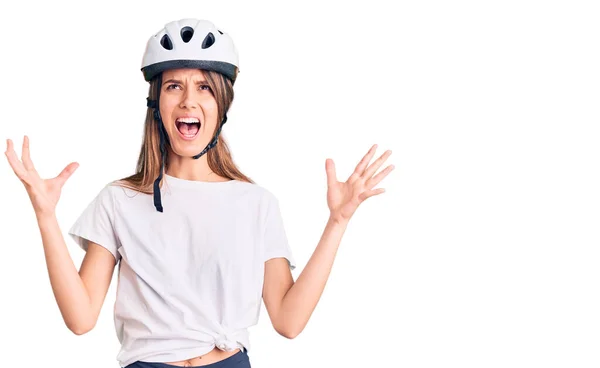 Joven Hermosa Chica Con Casco Bicicleta Loco Loco Gritando Gritando —  Fotos de Stock