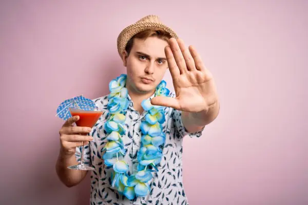 Ung Rödhårig Turist Man Semester Bär Hatt Och Hawaiian Lei — Stockfoto