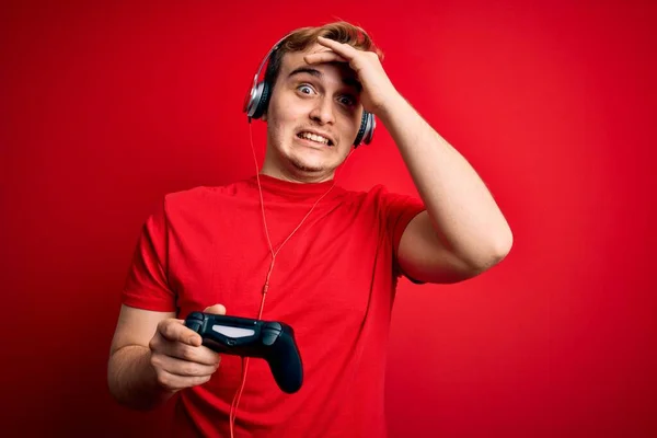 Joven Jugador Pelirrojo Guapo Jugando Videojuego Con Auriculares Joystick Estresado —  Fotos de Stock