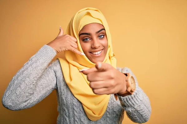 Jovem Bela Menina Afro Americana Vestindo Hijab Muçulmano Sobre Fundo — Fotografia de Stock