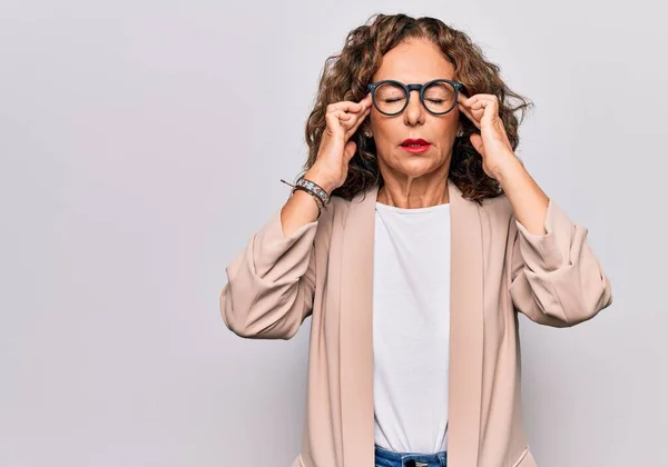 Piękna Bizneswoman Średnim Wieku Nosząca Okulary Stojąca Nad Odizolowanym Białym — Zdjęcie stockowe