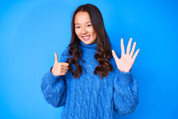 Menina Chinesa Bonita Nova Vestindo Camisola Inverno Casual Mostrando Apontando — Fotografia de Stock