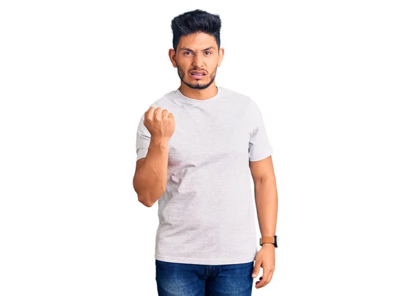 Guapo Joven Latinoamericano Con Camiseta Casual Enojado Loco Levantando Puño — Foto de Stock