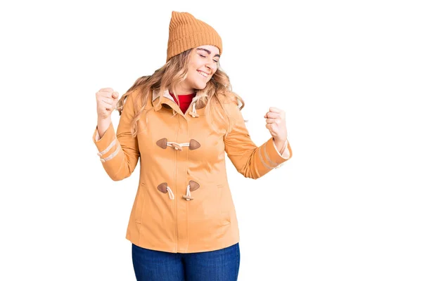 Mujer Caucásica Joven Con Ropa Casual Muy Feliz Emocionada Haciendo —  Fotos de Stock